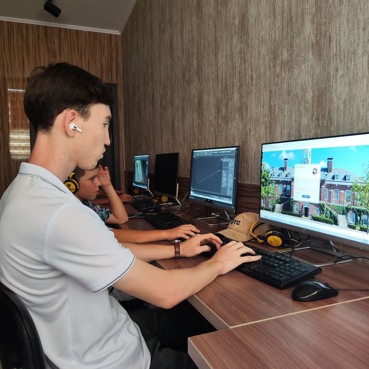 Tort oyoqda bir qatorda yalangoch qizlar